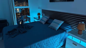 2 chambres, coffres-forts dans les chambres, fer et planche à repasser