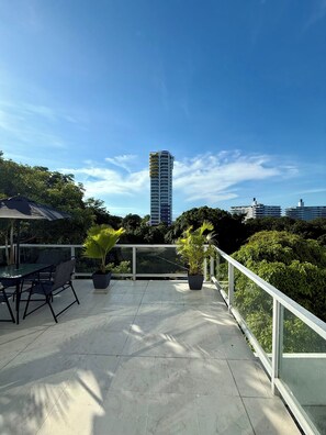 Outdoor dining - Modern apartment in Coronado with large balcony and views, steps from the beach (Las Lajas)