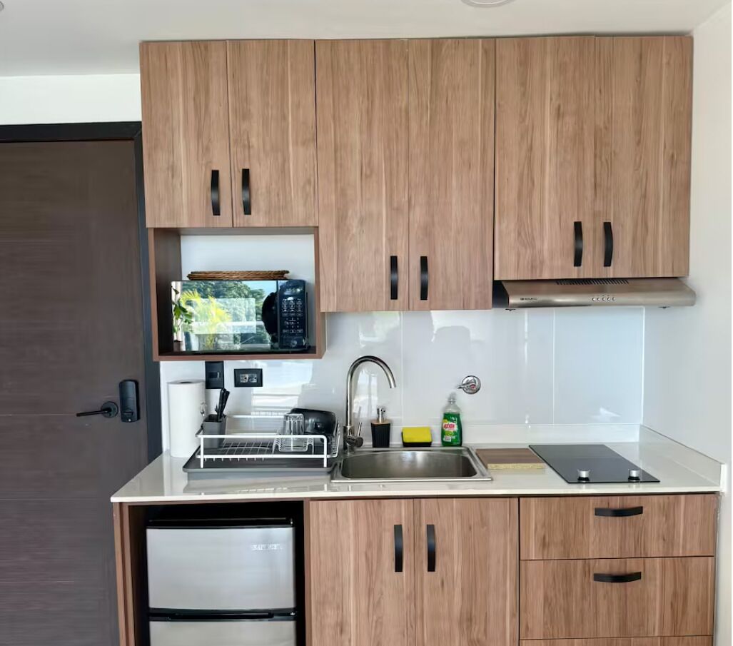 Refrigerador, microondas, parrilla de estufa y cafetera y tetera 