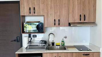 Refrigerador, microondas, parrilla de estufa y cafetera y tetera