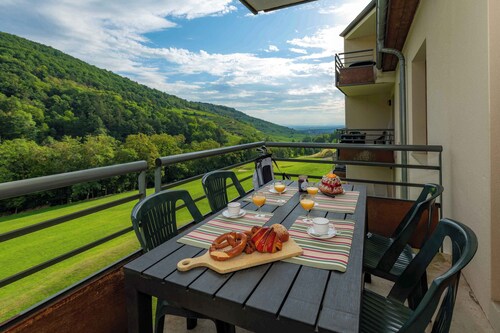 En bord de golf avec balcon privé | Accès piscine