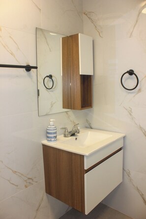 Een douche, een bubbelbad, handdoeken, zeep