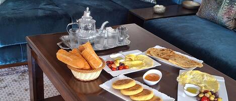Suite, Garden View | Dining