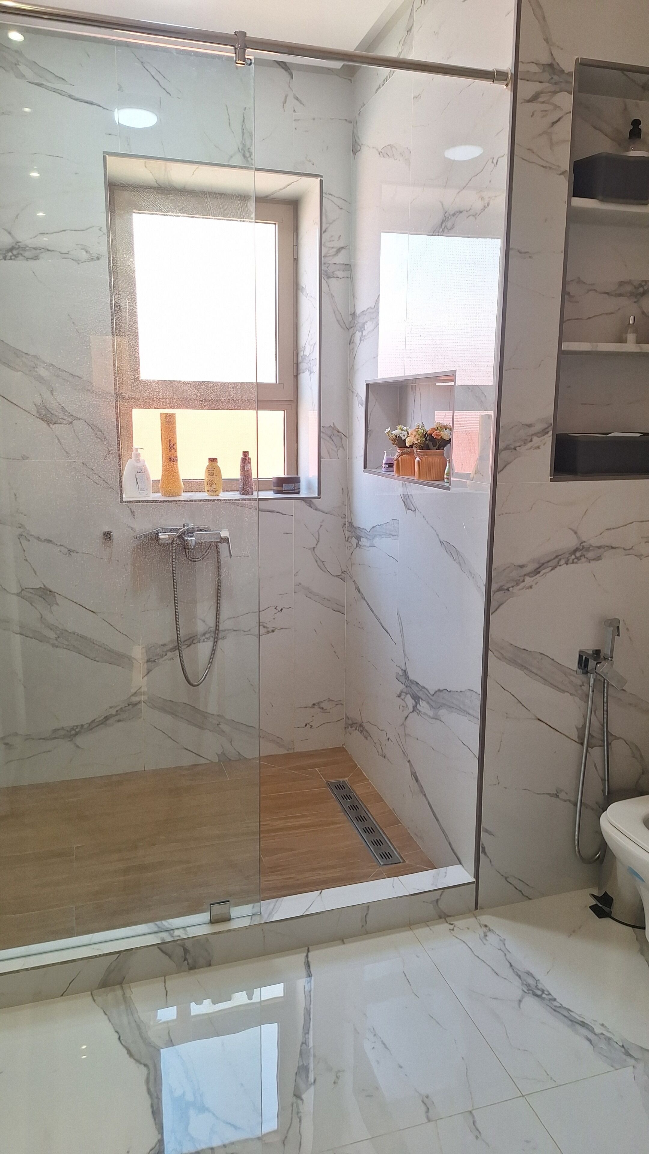 Suite, vistas al jardín | Baño | Artículos de higiene personal gratuitos, jabón, champú y papel higiénico