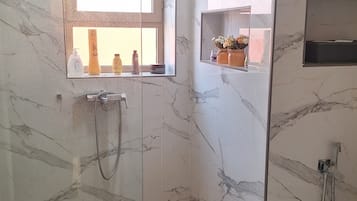 Suite, vistas al jardín | Baño | Artículos de higiene personal gratuitos, jabón, champú y papel higiénico