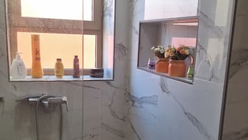 Suite, vue jardin | Salle de bain