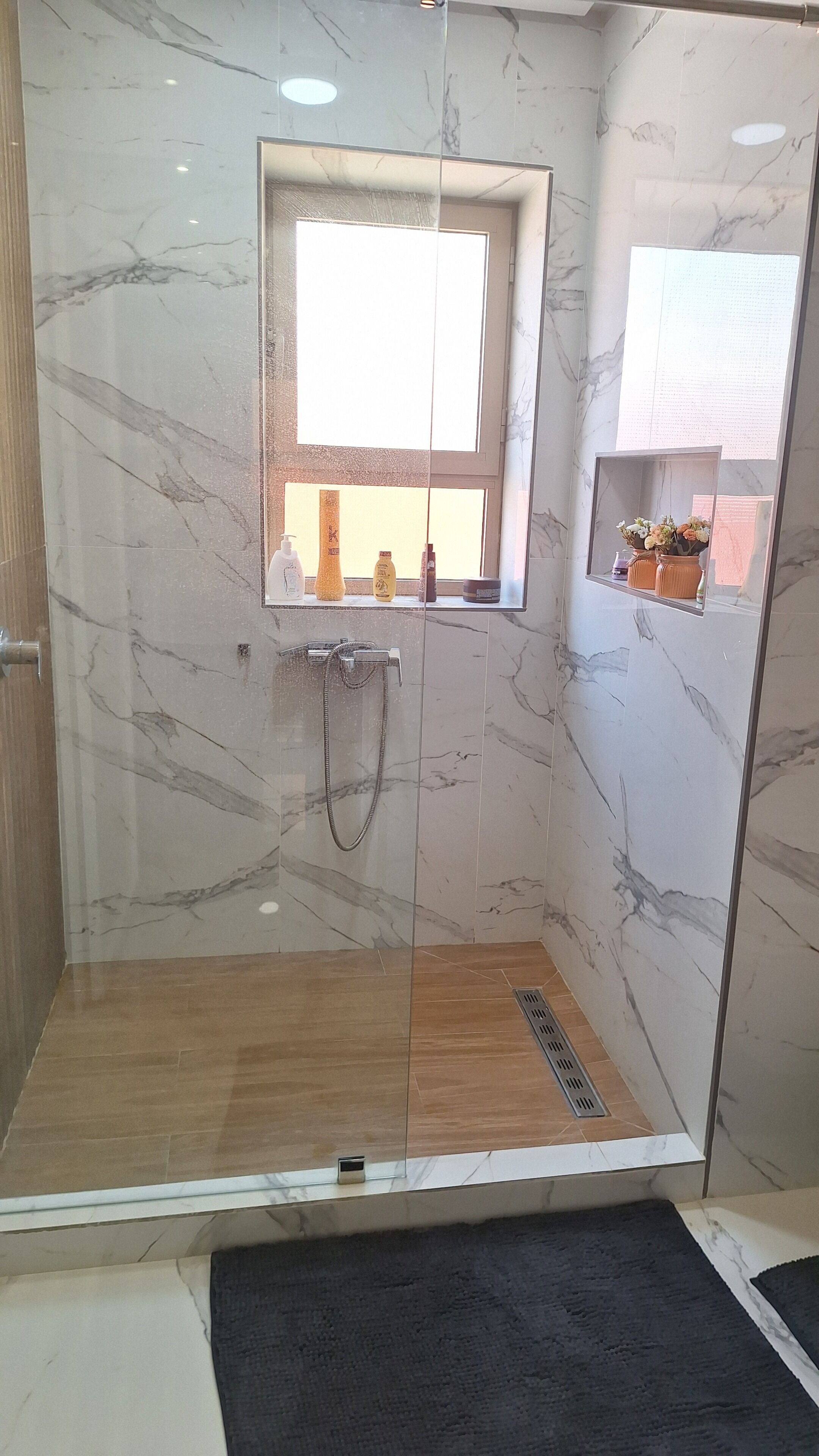 Suite, vue jardin | Salle de bain | Articles de toilette gratuits, savon, shampoing, papier toilette