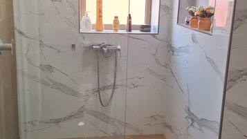 Suite, Garden View | Bathroom | Free toiletries, soap, shampoo, toilet paper