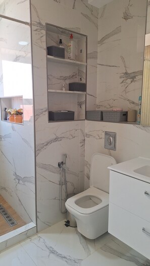 Suite, vue jardin | Salle de bain | Articles de toilette gratuits, savon, shampoing, papier toilette