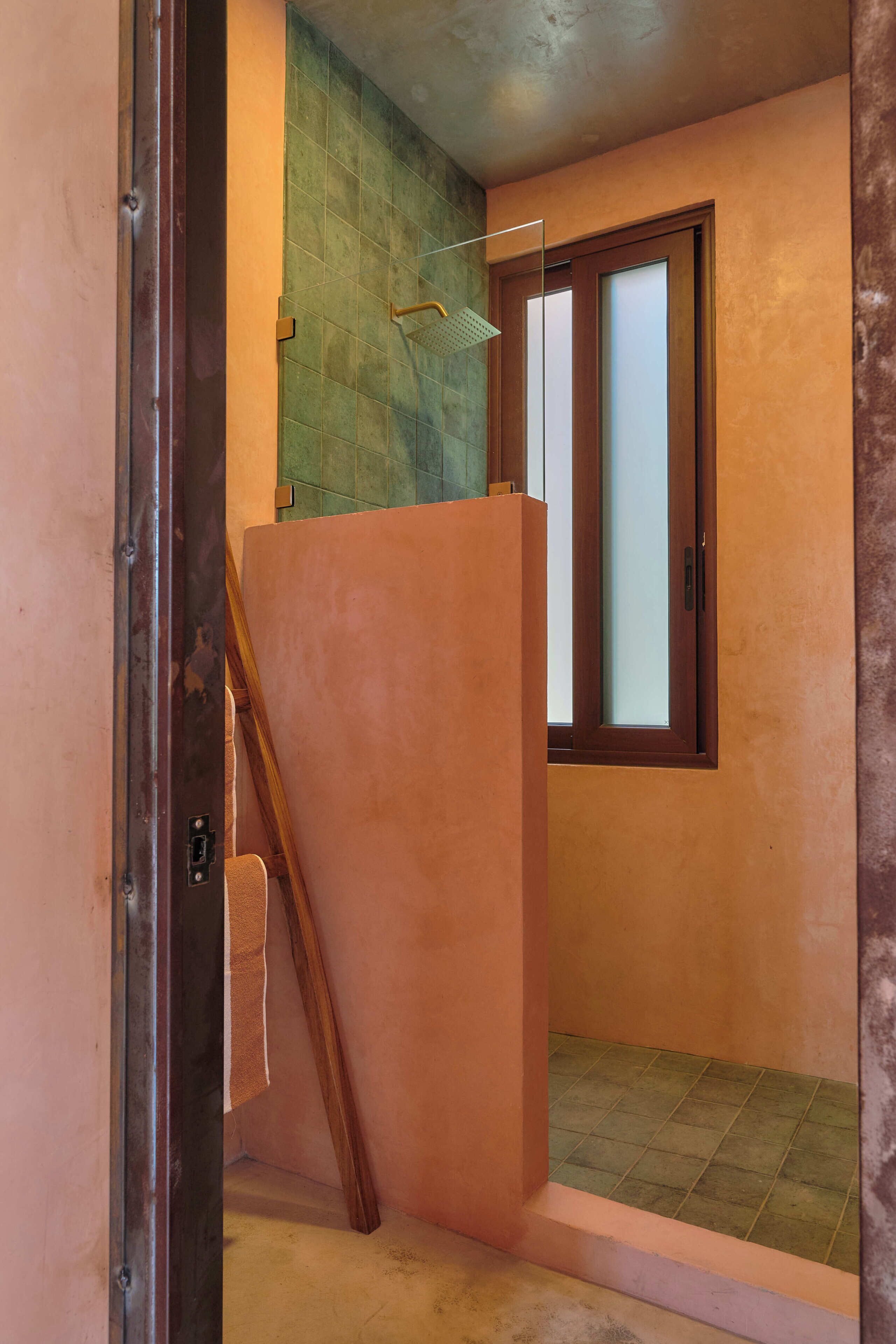 Deluxe-Suite | Badezimmer | Dusche, Haartrockner, Handtücher, Seife