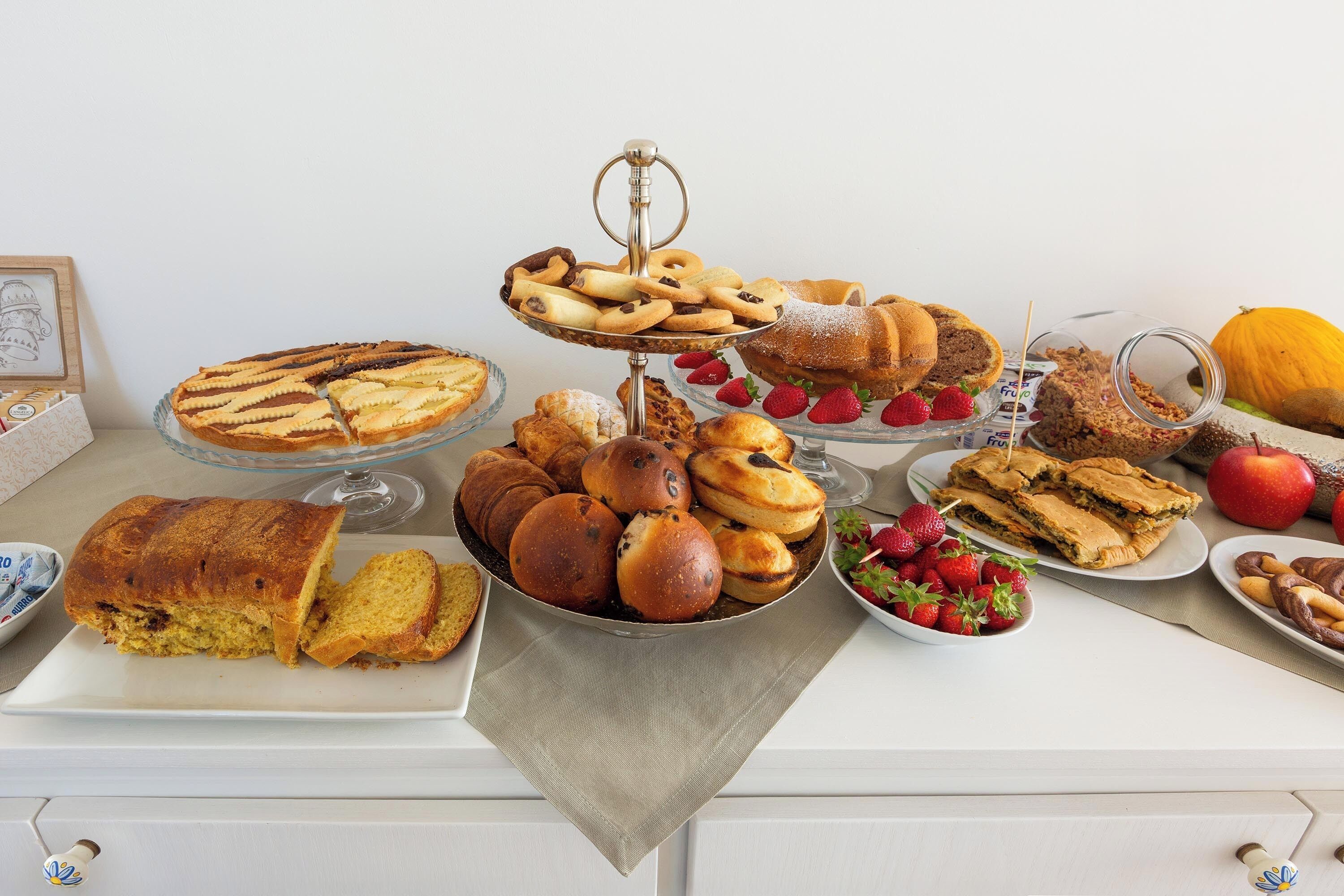 Een selectie gebakken producten, waaronder brood, gebak en desserts.