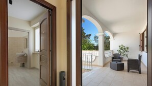 Ein modernes Badezimmer mit Waschbecken, Spiegel und Toilette.