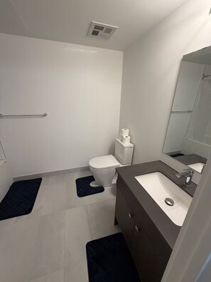 Towels, soap, toilet paper - Elegant 1-Bedroom Escape in Scarborough (Toronto)