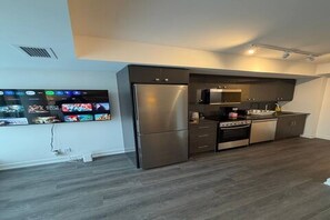 Private kitchen - Elegant 1-Bedroom Escape in Scarborough (Toronto)