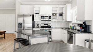 Private kitchen - Murrells Inlet House: Sleeps 8, Near Beach & Fun! Private Pool! (Murrells Inlet)