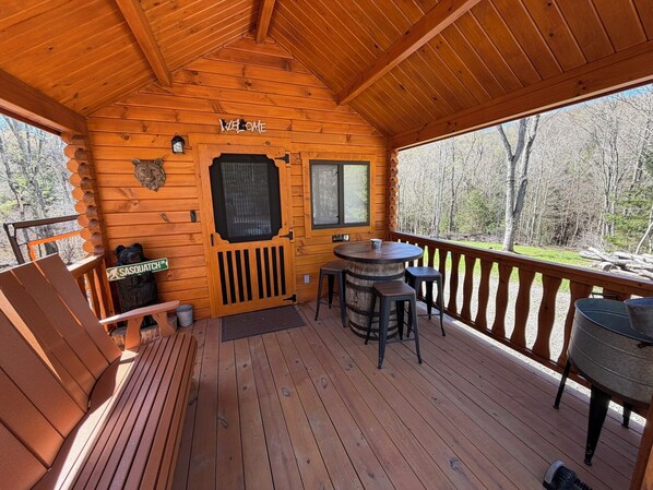 Outdoor dining - Cozy Cabin Escape in Delaware County Mountains (Masonville)
