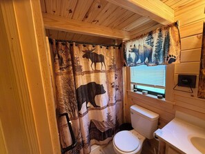 Dusch, hårtork, handdukar och tvål