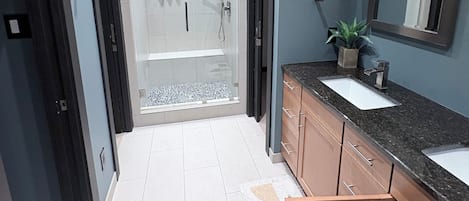 Douche, articles de toilette (gratuits), séchoir à cheveux