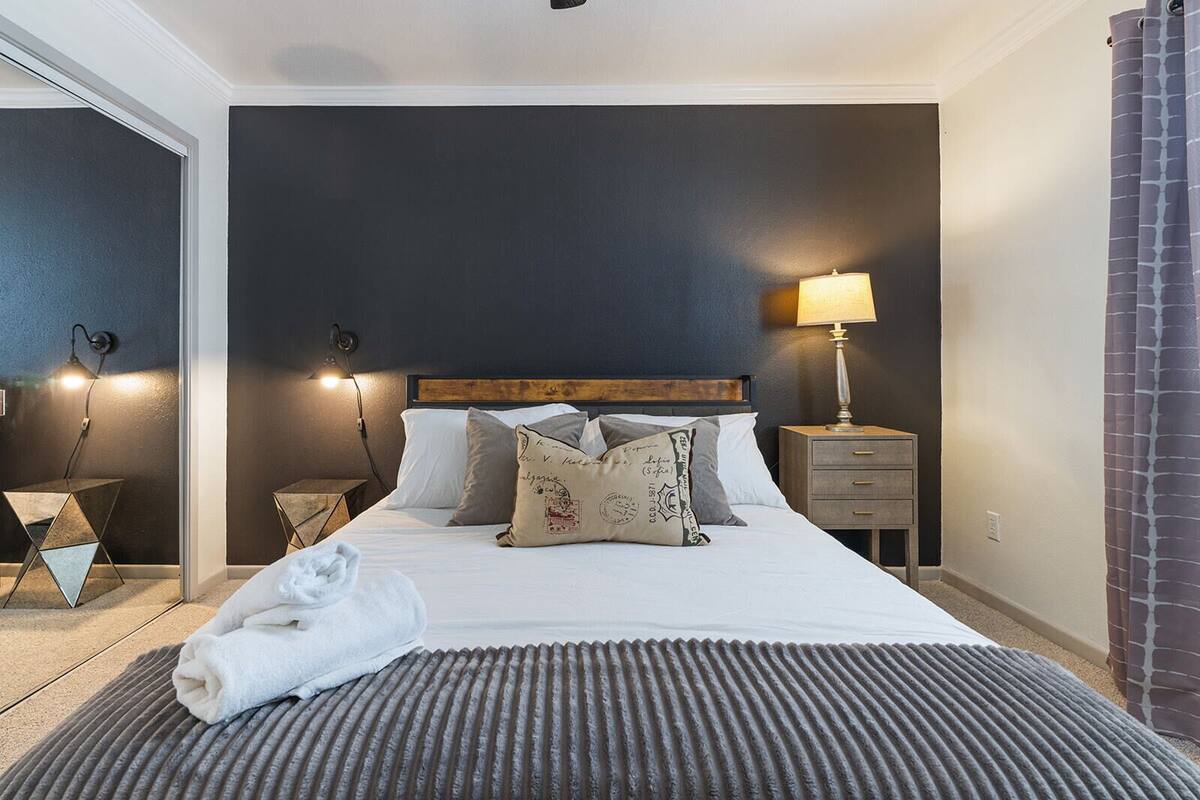 Loft familiar, patio | Espacio para trabajar con laptop, wifi gratis y ropa de cama 