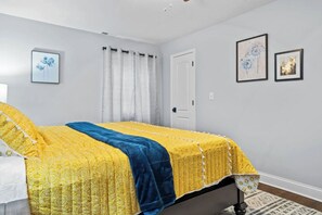 4 slaapkamers, een strijkplank/strijkijzer, gratis wifi, beddengoed