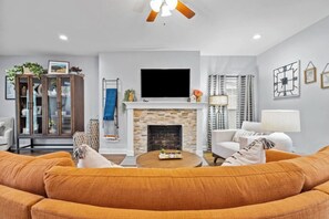 Living area - The Locust Estate - Gillham Park - 4 Bedrooms - Walk to KC Streetcar (Kansas City)