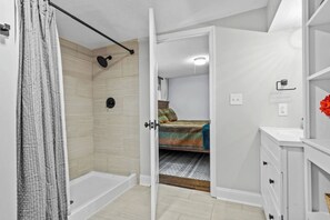 Een douche, een haardroger, handdoeken, zeep