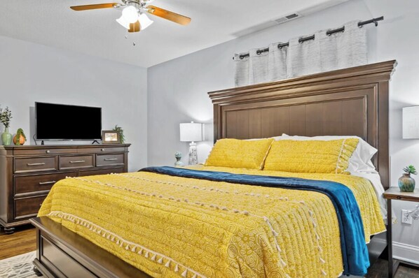 Room - The Locust Estate - Gillham Park - 4 Bedrooms - Walk to KC Streetcar (Kansas City)