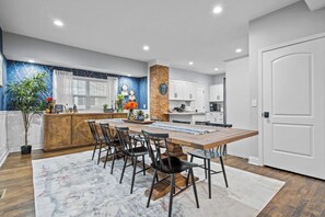 Private kitchen - The Locust Estate - Gillham Park - 4 Bedrooms - Walk to KC Streetcar (Kansas City)