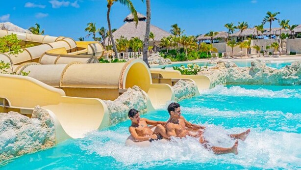 Un parc aquatique doté de plusieurs toboggans et d’un espace piscine.