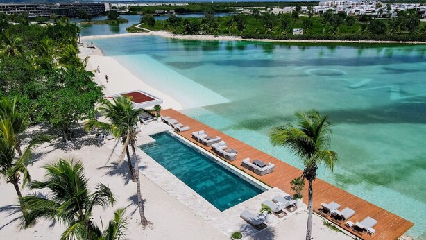 A resort with a swimming pool, beach, and palm trees. - 2-level Retreat Jacuzzi Free Airport Transfer (Punta Cana)