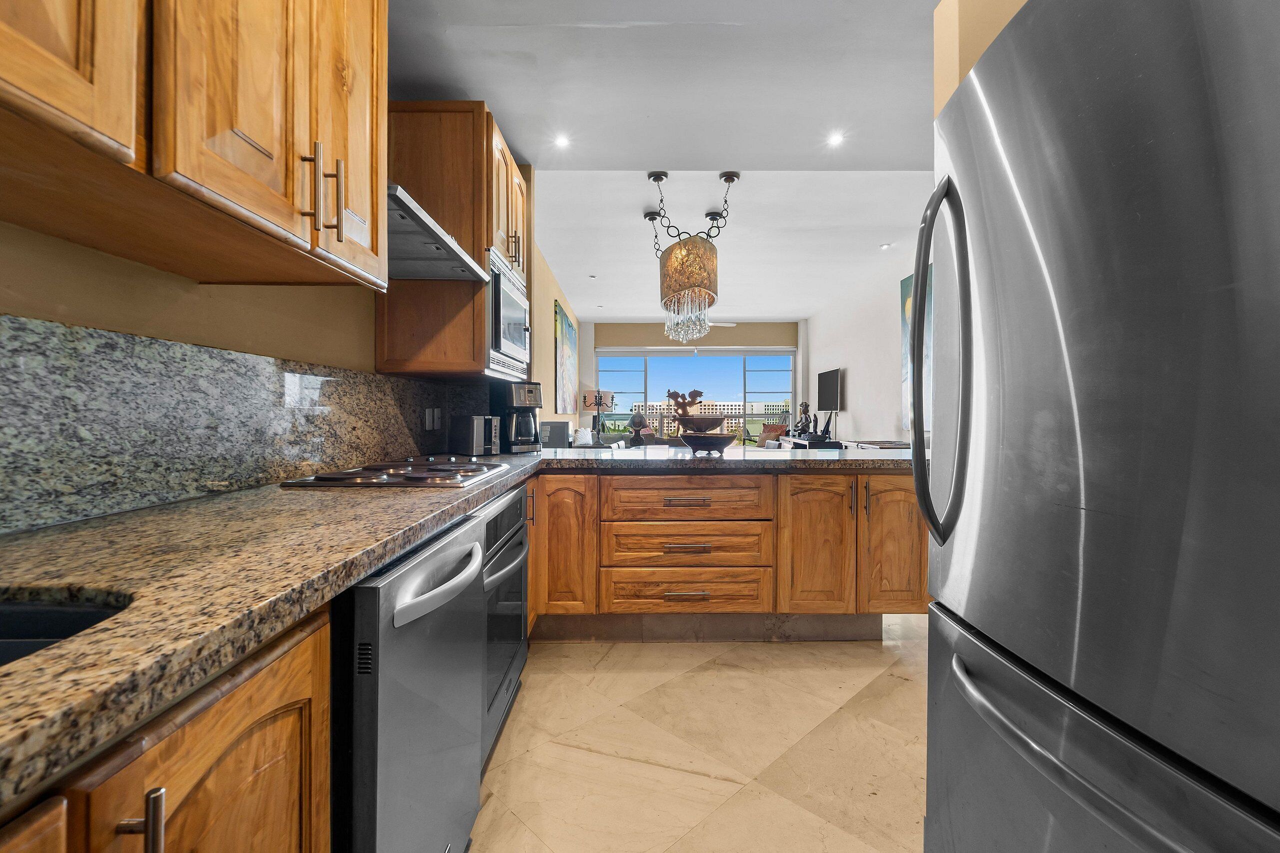 Refrigerador con freezer, microondas, horno, placa de cocina