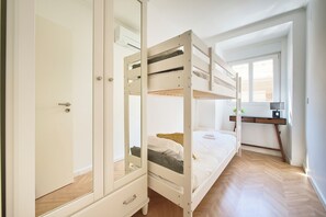 2 quartos, ferros/tábuas de passar roupa, roupa de cama