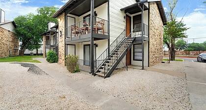 Luxury Budget North Austin Apartment - King Bed - Pool - Ultra Fast Wifi - Pets