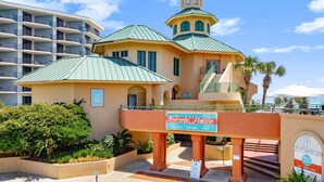 Un hotel con un letrero que dice 'The Beach House' y otro que indica 'Sky Room'.