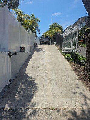 Property grounds - Villa La Sirena, Beach cottage in Dana Points Lantern District.
30 DAYS MINIMUM. (Dana Point)