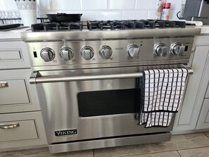 Private kitchen - Villa La Sirena, Beach cottage in Dana Points Lantern District.
30 DAYS MINIMUM. (Dana Point)