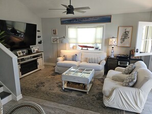 Smart TV - Villa La Sirena, Beach cottage in Dana Points Lantern District.
30 DAYS MINIMUM. (Dana Point)