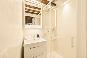 Apartment | Bathroom | Hair dryer, towels, shampoo - 2bdr/5p Apartment au Centre de Paris in Downtown Paris (Paris)