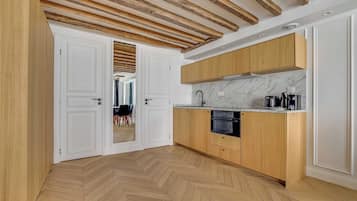 Departamento | Cocina privada | Refrigerador, microondas, horno y parrilla de estufa