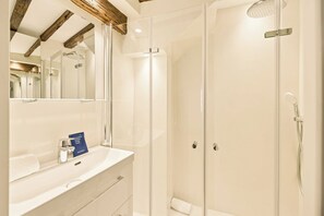 Apartment | Bathroom - 2bdr/5p Apartment au Centre de Paris in Downtown Paris (Paris)