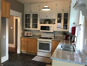 Fridge, microwave, oven, stovetop - The Park House: 3 Bed near KC, Weddings, WC26 (De Soto)