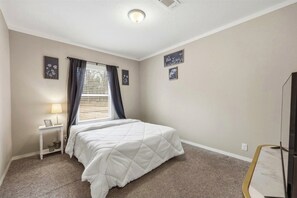 3 habitaciones, tabla de planchar con plancha, wifi y ropa de cama 
