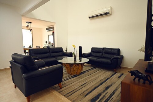 ROOM WITH PRIVATE BATHROOM, IN A HOUSE WITH SHARED AMENITIES AND A POOL