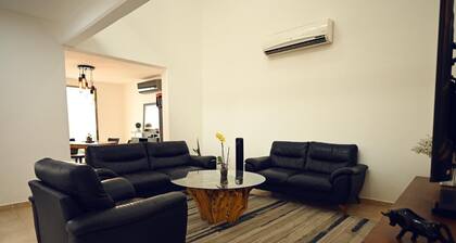 ROOM WITH PRIVATE BATHROOM, IN A HOUSE WITH SHARED AMENITIES AND A POOL