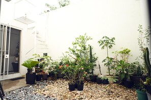 Property grounds - ROOM WITH PRIVATE BATHROOM, IN A HOUSE WITH SHARED AMENITIES AND A POOL (Palmira)
