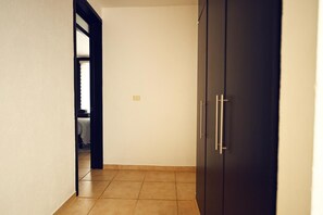 Interior - ROOM WITH PRIVATE BATHROOM, IN A HOUSE WITH SHARED AMENITIES AND A POOL (Palmira)