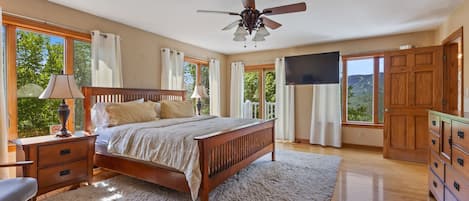 Tabla de planchar con plancha, cuna de viaje, wifi y ropa de cama