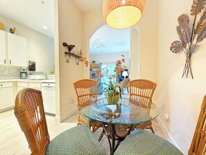 Dining - Delightful condo with private balcony short walk from resort pool and beach - Bahama Bay (Davenport)