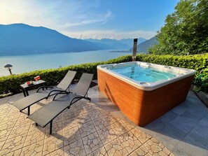 Outdoor spa tub - Nina's Home - Lake View Apartment, Jacuzzi and Garden (Biosio)
