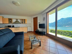 Smart TV - Nina's Home - Lake View Apartment, Jacuzzi and Garden (Biosio)